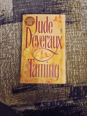 $4 Add-on Jude Deveraux "The Taming" - Paperback Book